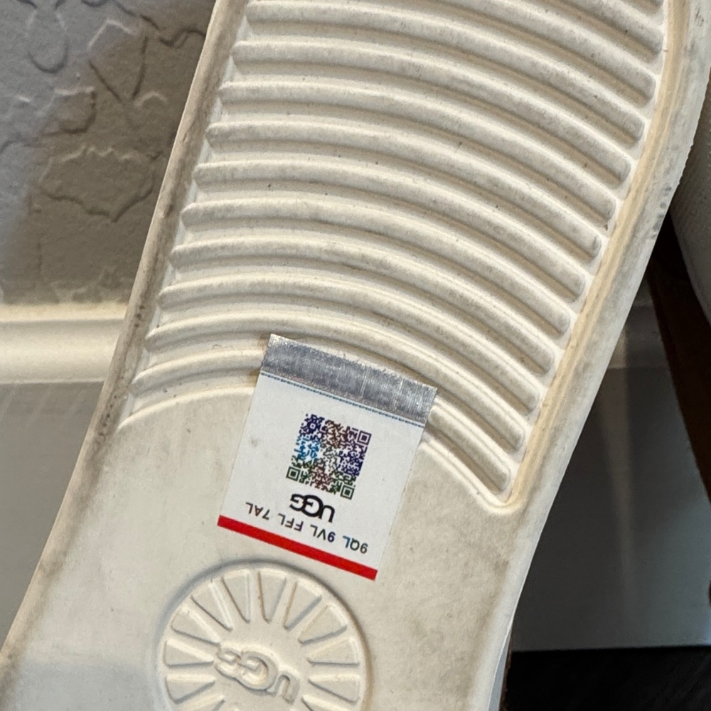 UGGS - Picture 7 of 7